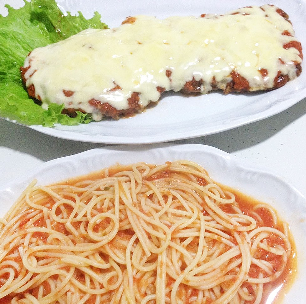 Filé alla parmigiana acompanhado de bavette ao molho de tomate e manjericão